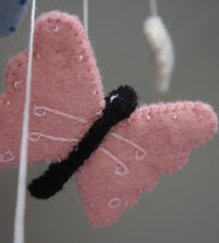 Mobile, papillons/perles, pastel